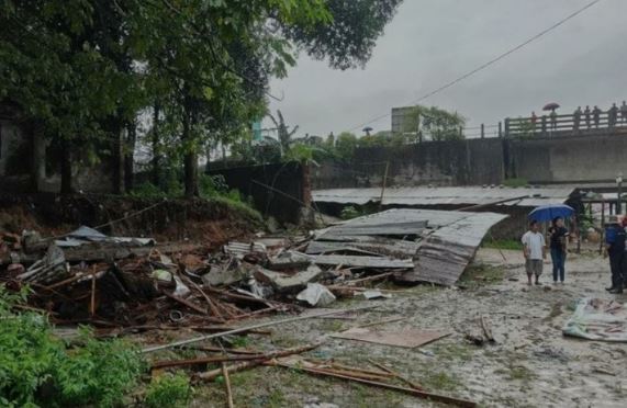 অৰুণাচলৰ কাচিংছাত ভয়ংকৰ ঘটনা । দেৱাল খহি মৃত্যু ৪জনকৈ লোকৰ ।