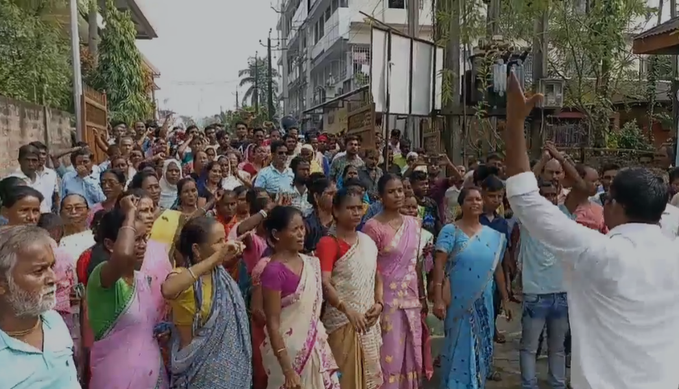 স্মাৰ্ট মিটাৰৰ বিৰুদ্ধে জাগীৰোডত তীব্ৰ প্ৰতিবাদ ।স্মাৰ্ট মিটাৰ বন্ধ কৰি পুৰণা মিটাৰ পুনৰ সংযোগৰ দাবীত ক্ষোভিত লোক ।