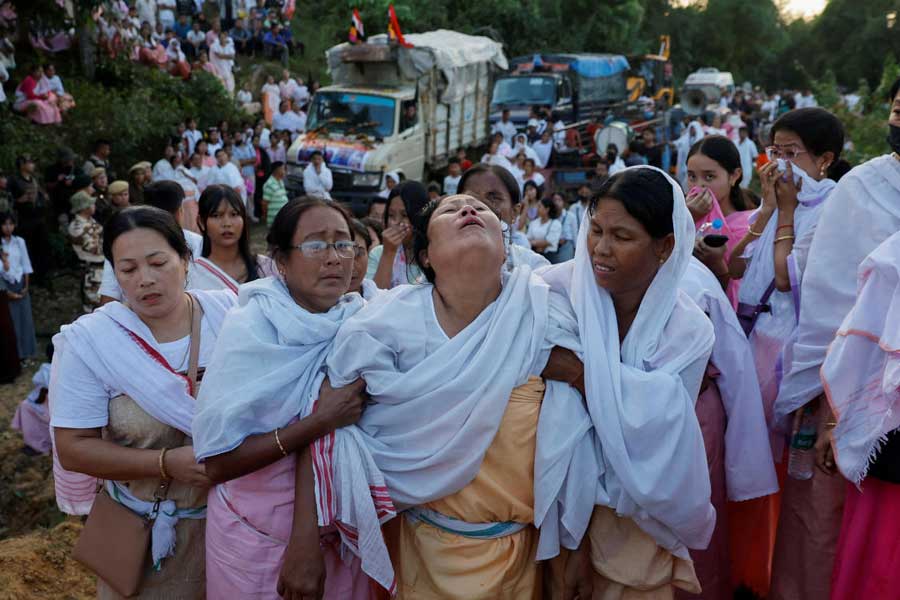 মণিপুৰত আন এটা শিশুক গুলীয়াই হত্যা কৰাৰ মৰণোত্তৰ পৰীক্ষাৰ প্ৰতিবেদন দাখিল । ঘটনাটোৰ সন্দৰ্ভত কেইবাজনো লোকক গ্ৰেপ্তাৰ।