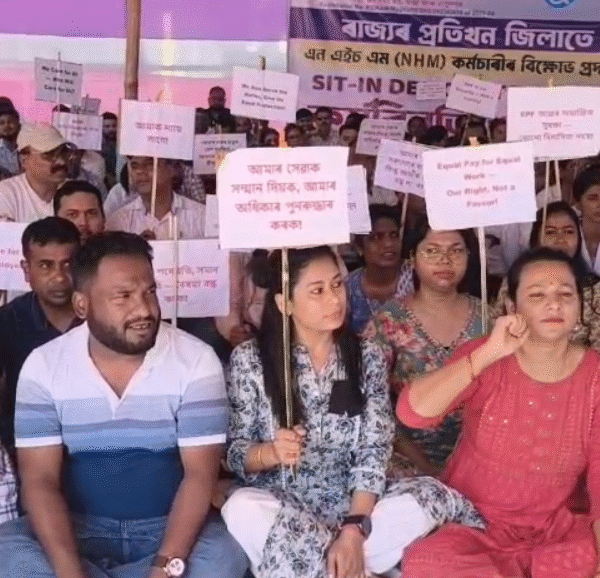 কৰ্মচাৰীৰ কৰ্মবিৰতি তথা ধৰ্ণা কাৰ্যসূচীৰ আজি দ্বিতীয় দিন