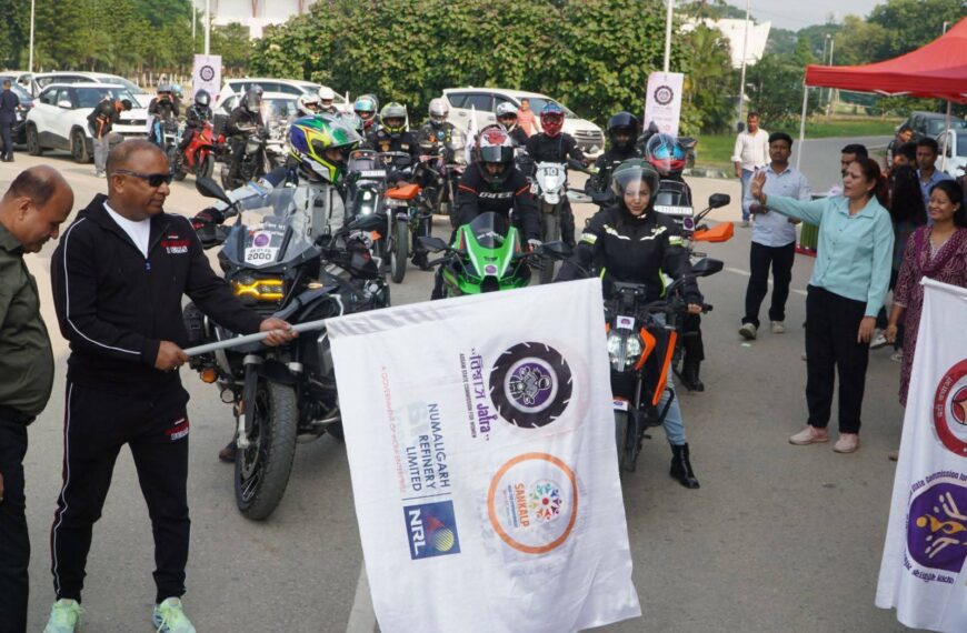 বাইক চলাই আঙুৰলতা ডেকাই আৰম্ভ…