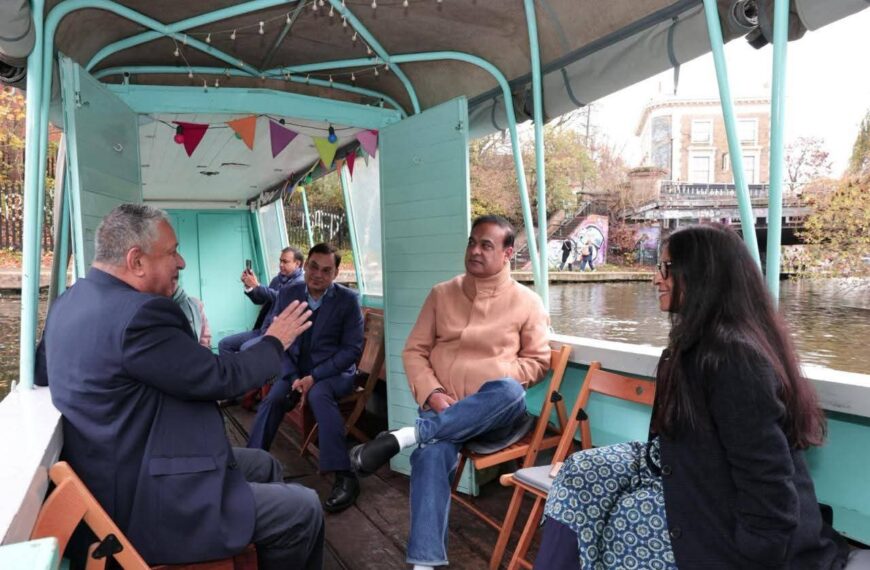 বৃন্দাবনী বস্ত্ৰ আনিব আজি ব্রিটিছ…