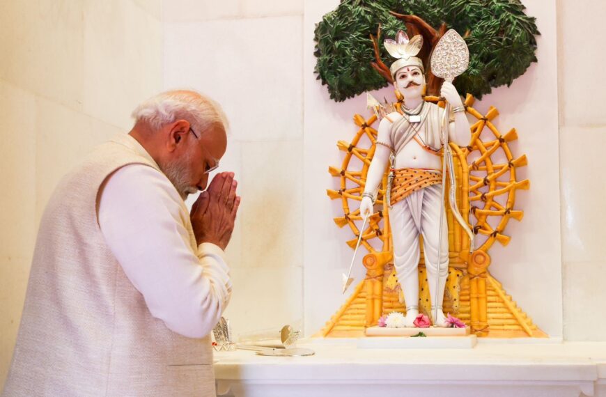 পৱিত্ৰ ৰমজন্মভূমি অধ্যোধাৰ শ্ৰীৰাম মন্দিৰত কৰা হ’ল গেৰুৱা ধ্বজাৰোহণ