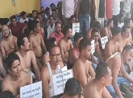 প্ৰতিবাদী কৰ্মচাৰীৰ বিৰুদ্ধে কঠোৰ চৰকাৰ