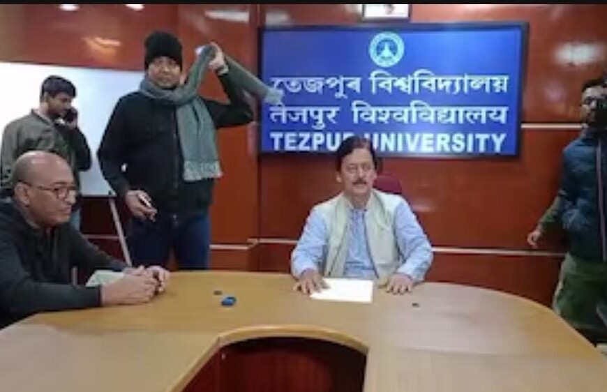 তেজপুৰ বিশ্ববিদ্যালয়ৰ নতুন ভাৰপ্ৰাপ্ত উপাচাৰ্যৰ দায়িত্ব গ্ৰহণ জ্যেষ্ঠ অধ্যাপক ধ্ৰুৱ কুমাৰ ভট্টাচাৰ্যৰ
