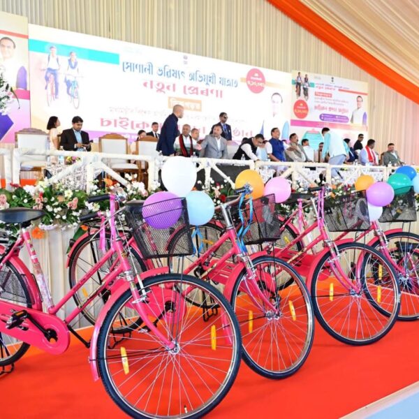 ডিব্ৰুগড়ত মুখ্যমন্ত্ৰীৰ বিশেষ আঁচনিৰ অধীনত শিক্ষাৰ্থীলৈ চাইকেল বিতৰণ