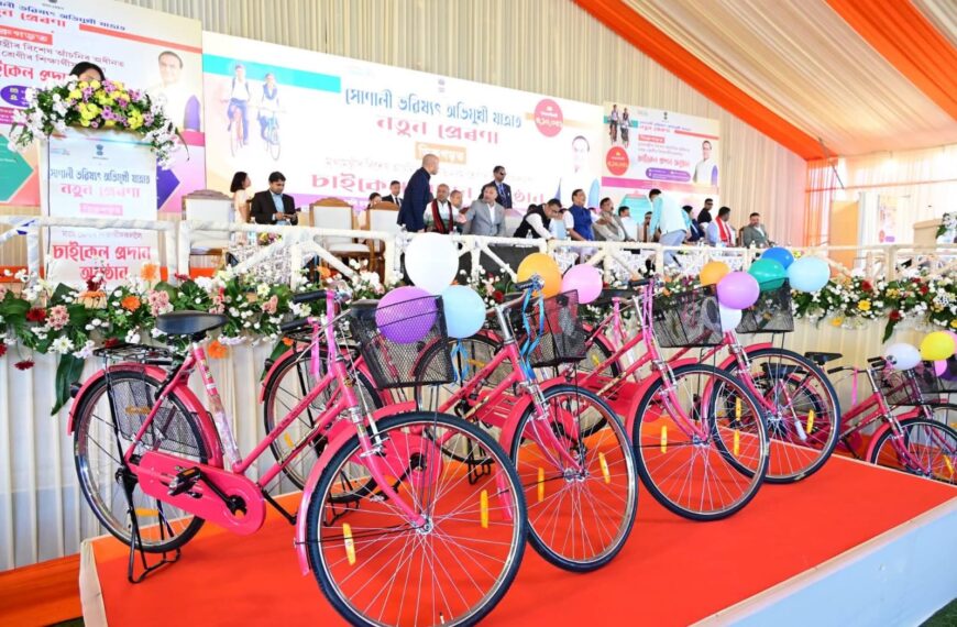ডিব্ৰুগড়ত মুখ্যমন্ত্ৰীৰ বিশেষ আঁচনিৰ অধীনত শিক্ষাৰ্থীলৈ চাইকেল বিতৰণ