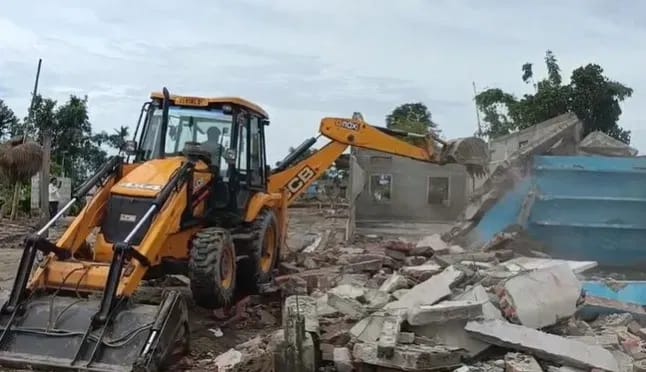 আজি পুৱাৰে পৰা বৰাকত চলিছে প্ৰশাসনৰ হাতোৰা