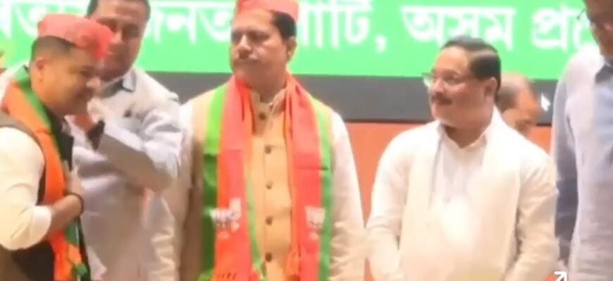 বিজেপিৰ বিৰুদ্ধে ৰাজপথত প্ৰতিবাদ কৰি ৰাঙলী হোৱা চোলাটো পিন্ধিয়ে BJPত যোগদান ভূপেন বৰাৰ!