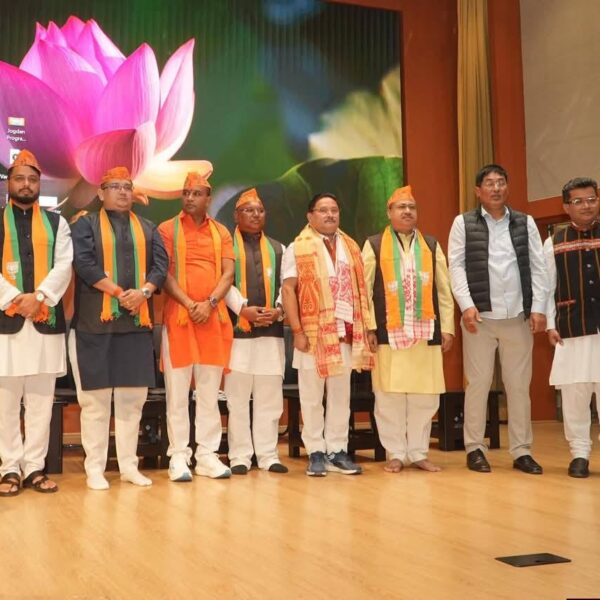 আজি বিজেপিত যোগদান কৰিলে তিনি কংগ্ৰেছী বিধায়কে