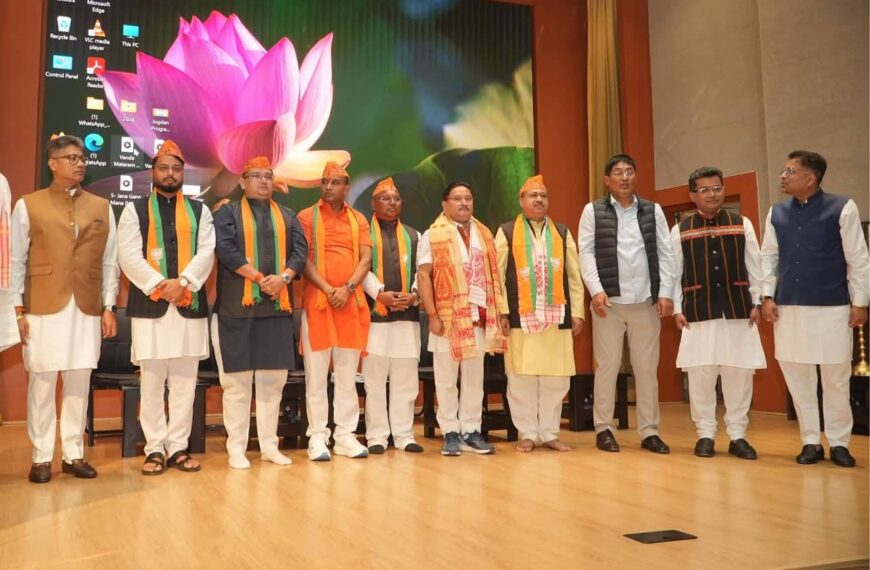 আজি বিজেপিত যোগদান কৰিলে তিনি কংগ্ৰেছী বিধায়কে