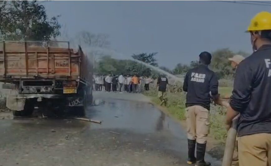 মুকালমুৱাৰ হামলাকুৰত শোকাৱহ পথ দুৰ্ঘটনা