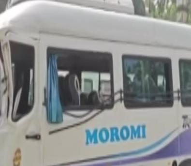 জাগীৰোডত ভয়ংকৰ দুৰ্ঘটনাত পতিত যাত্ৰীভৰ্তি ট্ৰেভেলাৰ