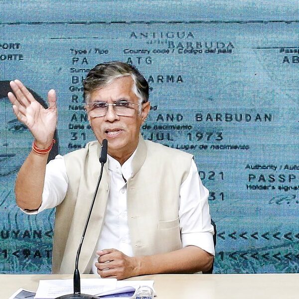 পৱন খেড়াৰ বিৰুদ্ধে উচ্চতম ন্যায়ালয়ৰ দ্বাৰস্থ অসম চৰকাৰ