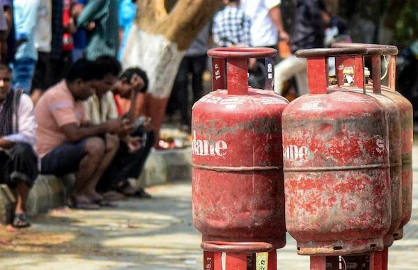 আকৌ জনতাৰ মূৰত মাধমাৰ!