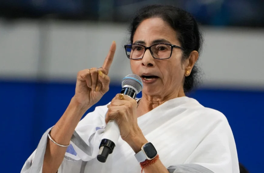 ক্ষমতা হেৰুৱাই পুনৰ বিজেপিৰ বিৰূদ্ধে যুঁজৰ হুংকাৰ মমতা বেনাৰ্জীৰ