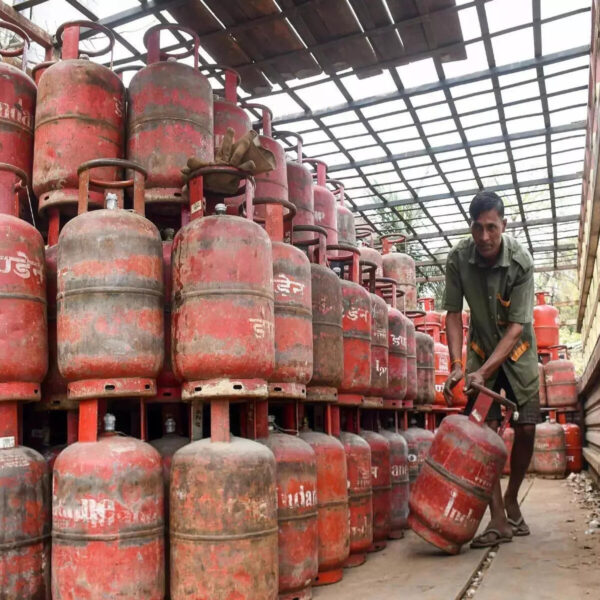 চামুচেৰে আঁচনি দিছে আনফালে বেলচাই সাধাৰণ জনতাৰ পৰা&hellip;
