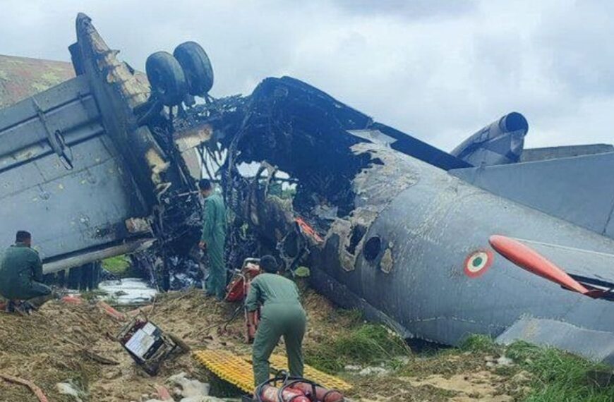 ভয়ংকৰ দুৰ্ঘটনাত পতিত হৈছে বায়ুসেনাৰ বিমান