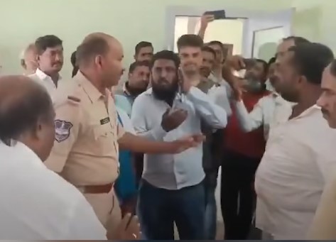 মুছলমান শিক্ষকক প্ৰহাৰ বিজেপি নেতাৰ