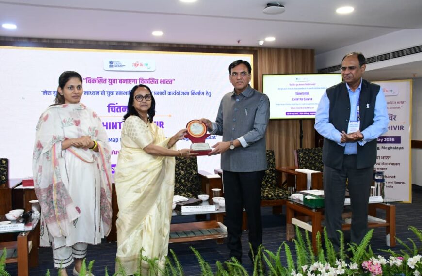 USTM-ৰ অধ্যাপিকা ড° নিবেদিতা পলক কেন্দ্ৰীয় মন্ত্ৰী ড° মনসুখ মাণ্ডব্যৰে প্ৰদান কৰিলে ৰাষ্ট্ৰীয় পৰ্যায়ৰ NSS বঁটা