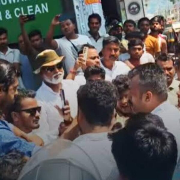 আৰ্যনগৰত এজন অসমীয়াৰ লগতে বাতৰি সংগ্ৰহ কৰিবলৈ যোৱা&hellip;