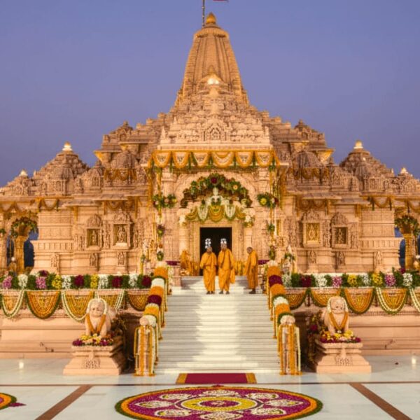ৰাম মন্দিৰৰ কৰ্মচাৰীৰ নামি পৰিছে চুৰিত